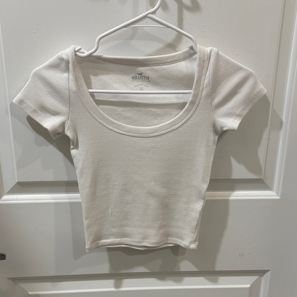 Hollister Women's White Short Sleeve Top - Picture 2 of 4